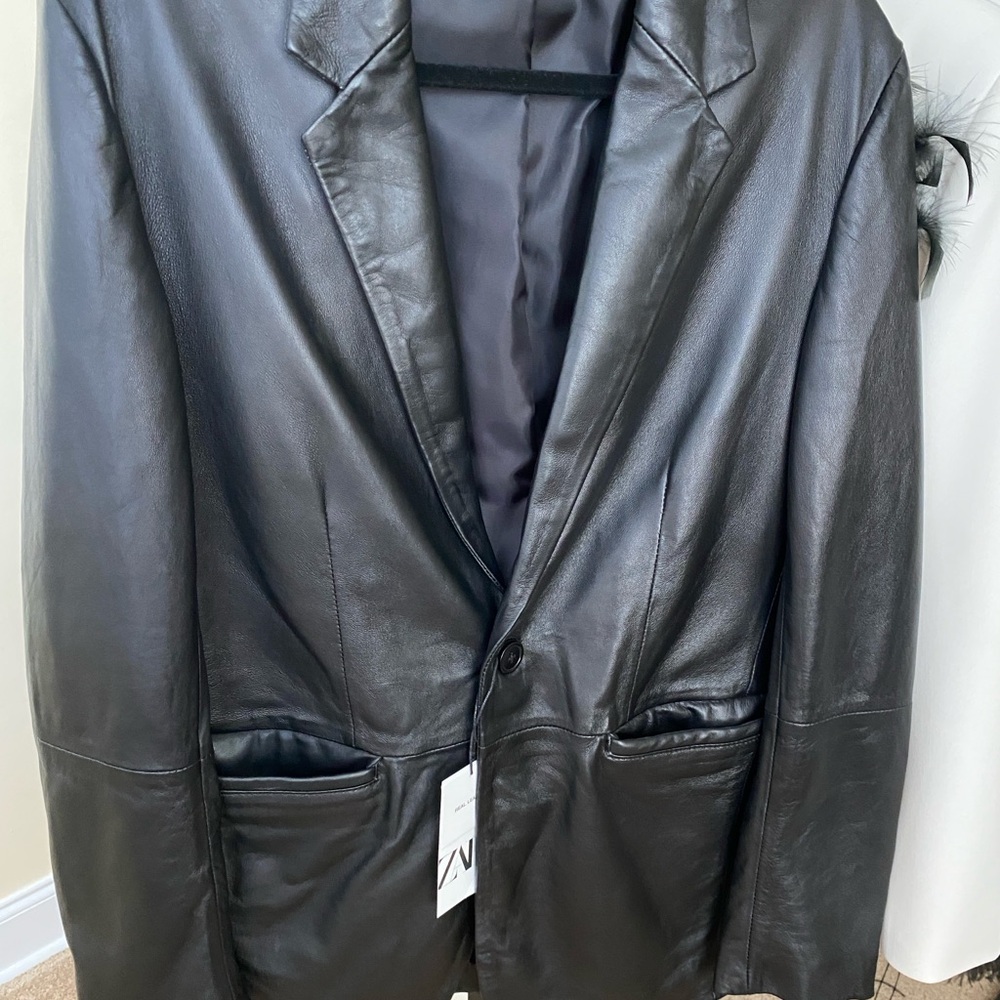 NWT Zara Men’s 100% real leather blazer, size M.